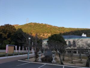 鹿嶋神社から高御位山を望む